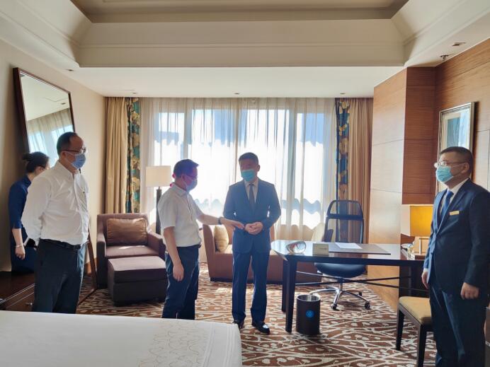 集团党委委员、董事郑贵林检查指导酒店疫情防控和防汛工作