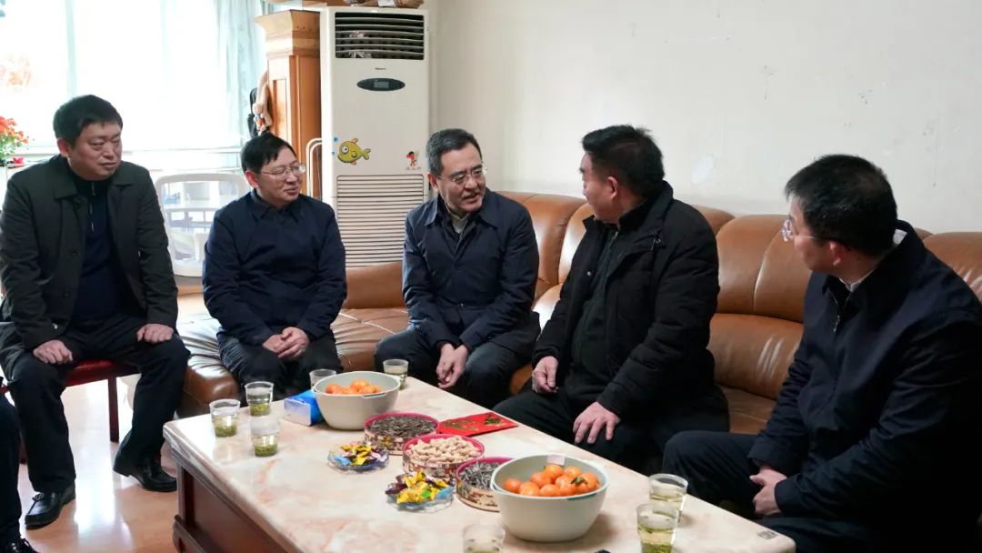 省国资委党委书记、主任冯文生等领导走访慰问省尊龙凯时集团老党员、老干部
