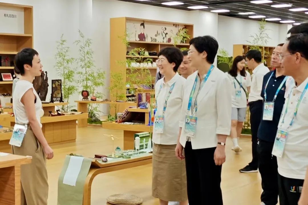 省、市领导视察大运村“有礼在四川”四川特色商品馆