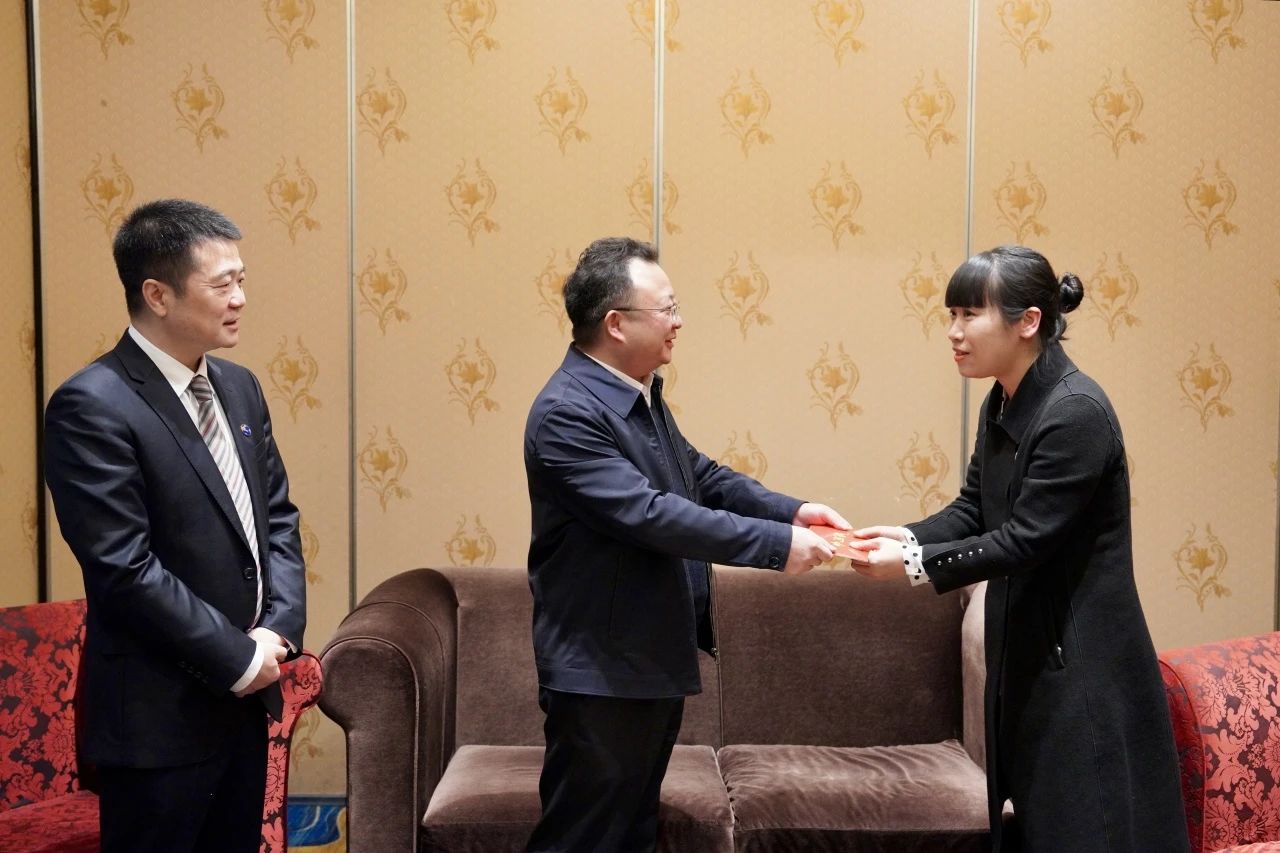 省国资委党委委员、副主任何政一行走访慰问省尊龙凯时集团生活困难党员