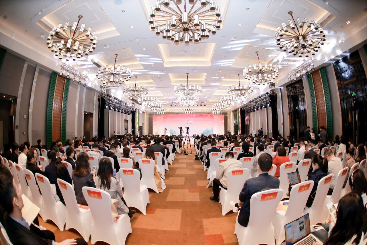 川渝文化旅游企业联盟、四川省文化旅游企业联盟2023年会在蓉开幕 游勇主持活动开幕式