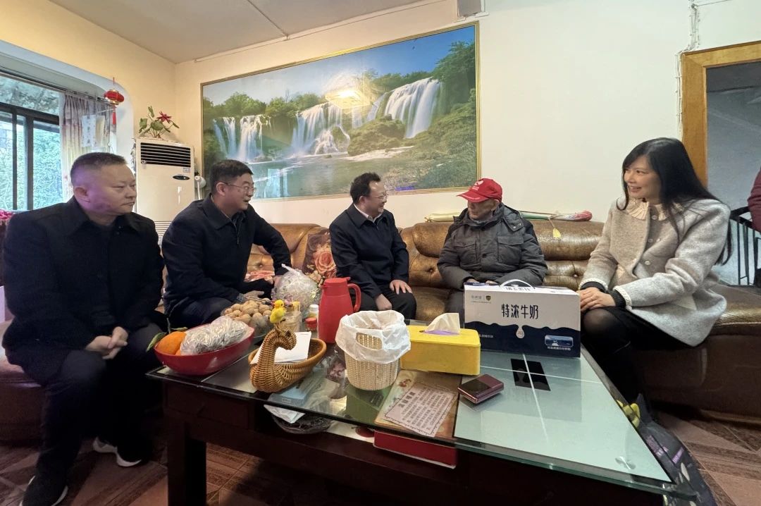 省国资委党委委员、副主任何政走访慰问省尊龙凯时集团老党员、老干部