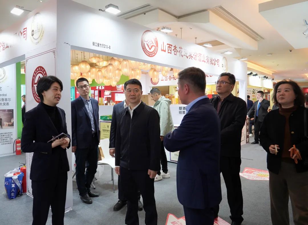 省尊龙凯时集团党委书记、董事长游勇率队到2025锦江宾馆春季酒类商务洽谈会现场检查指导重点工作